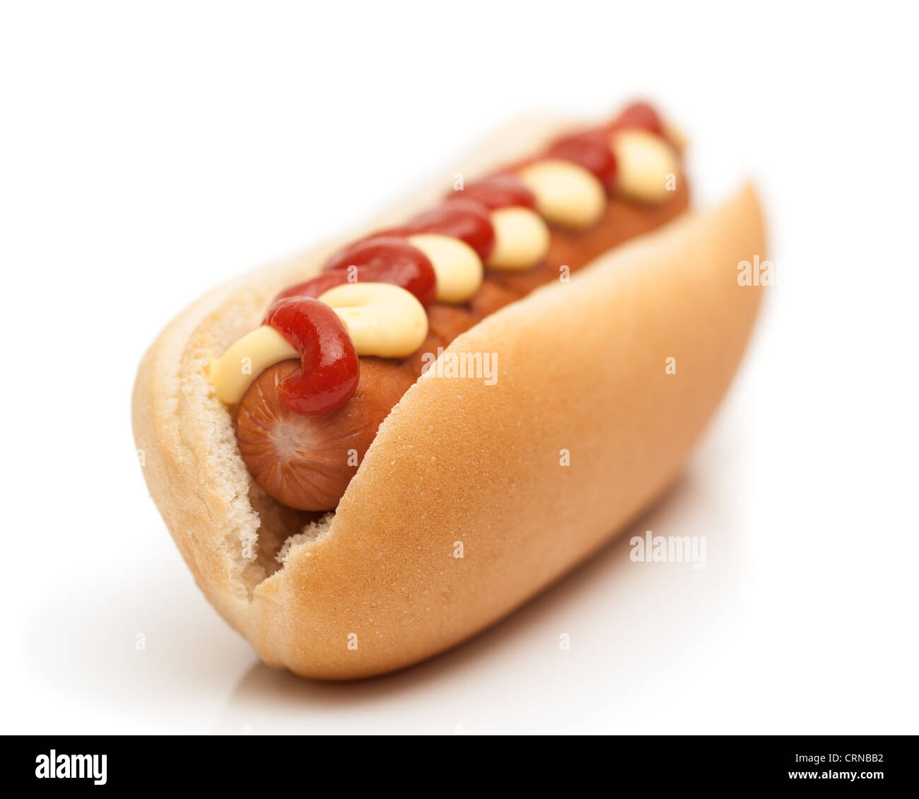 Hot Dog con senape e ketchup su sfondo bianco - profondità di campo Foto Stock