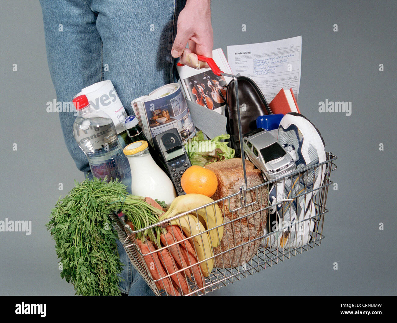 L'uomo porta carrello - costo della vita problema Foto Stock