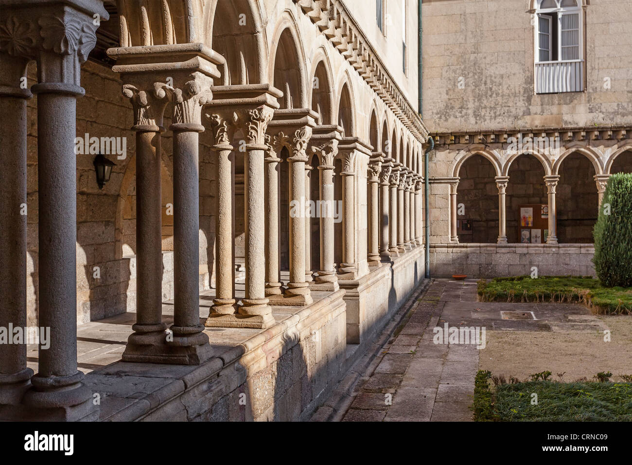 S. Bento monastero di Santo Tirso, Portogallo. Ordine benedettino. Costruito nello stile gotico (chiostro e barocca chiesa (stile). Foto Stock