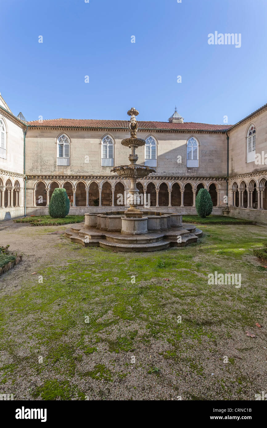 S. Bento monastero di Santo Tirso, Portogallo. Ordine benedettino. Costruito nello stile gotico (chiostro e barocca chiesa (stile). Foto Stock