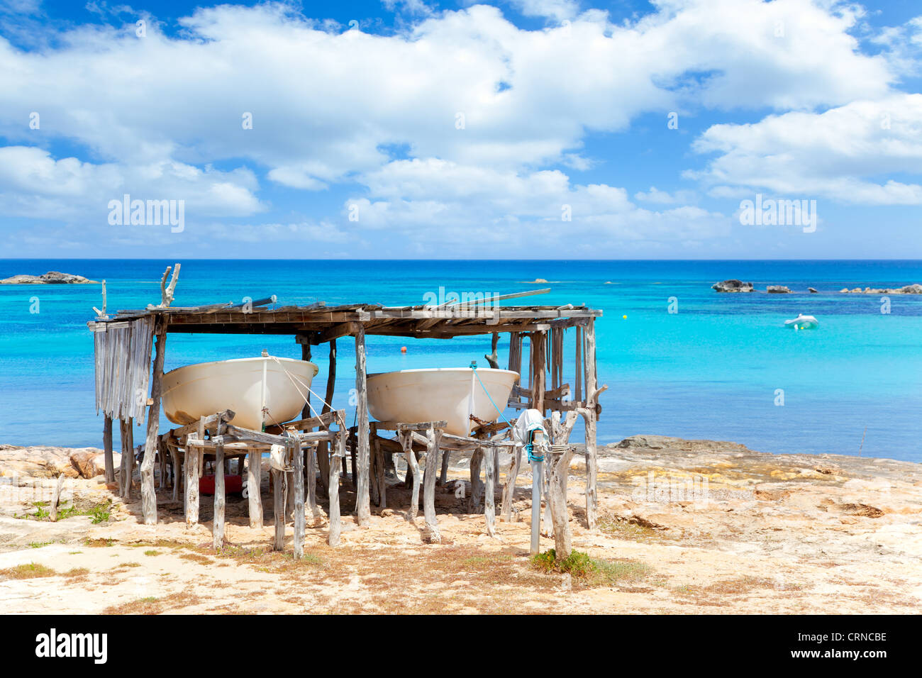 Spiaggiata barche in Formentera Els Pujols spiaggia con acqua turchese Foto Stock
