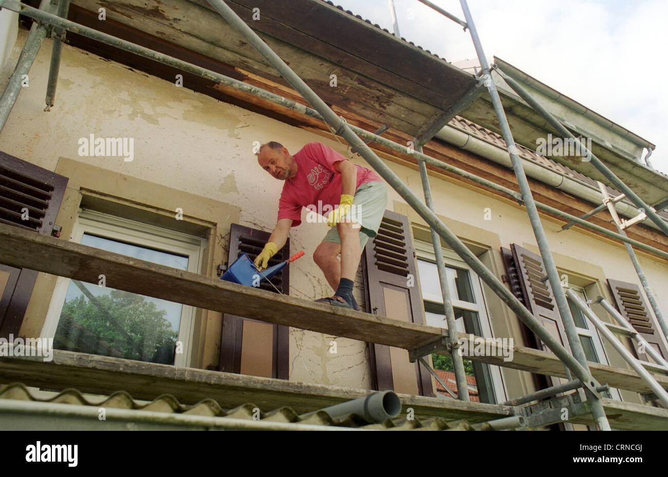 L uomo nella sua propria casa ristrutturazione Foto Stock