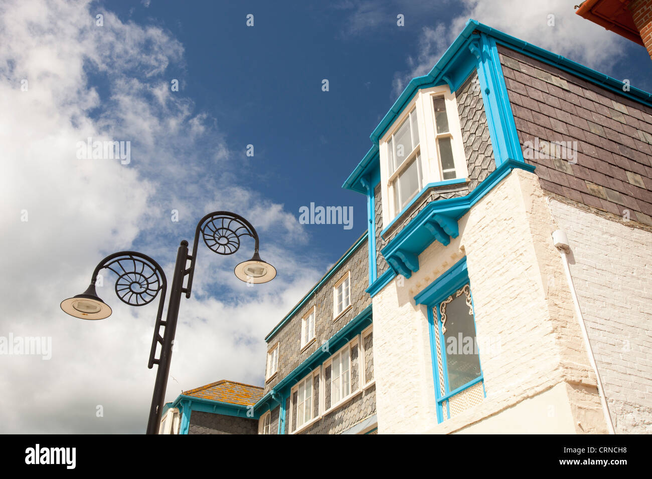 Un fronte mare casa di Lyme Regis, Dorset, parte del sito del patrimonio mondiale, Jurassic Coast. Foto Stock