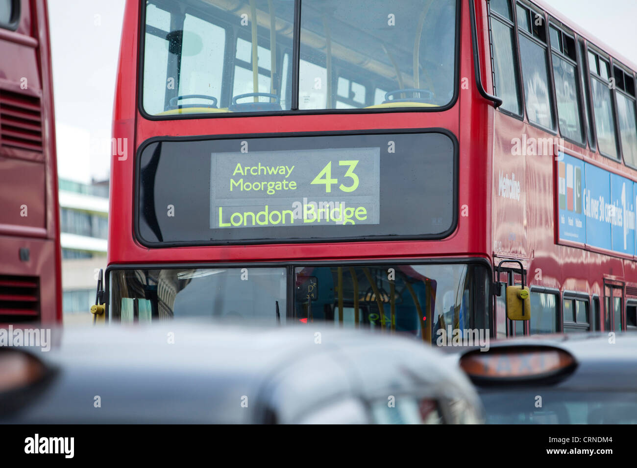 Londra taxi e un bus rosso a due piani in coda sulla London Bridge. Foto Stock