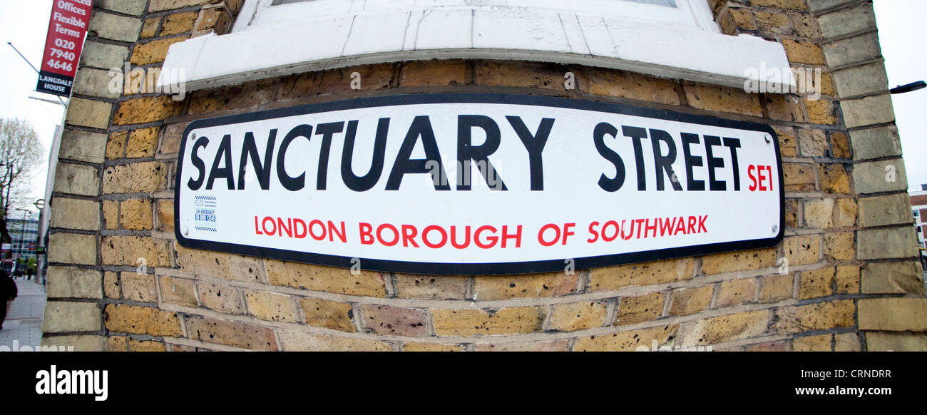 Santuario Street SE1 cartello stradale nel quartiere londinese di Southwark. Foto Stock