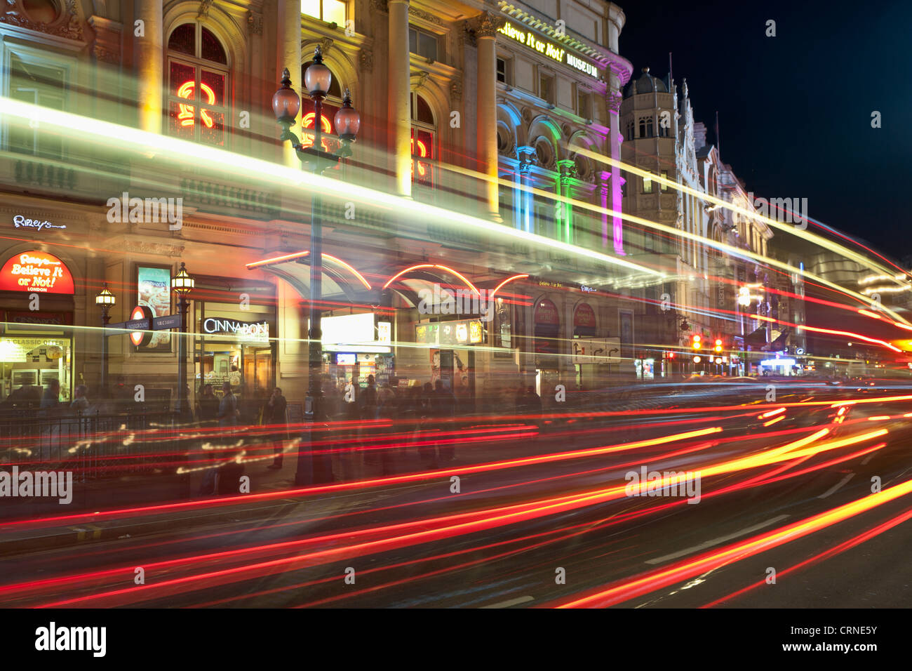 Il London Pavilion e sentieri di luce di notte, Piccadilly Circus a Londra, Inghilterra Foto Stock