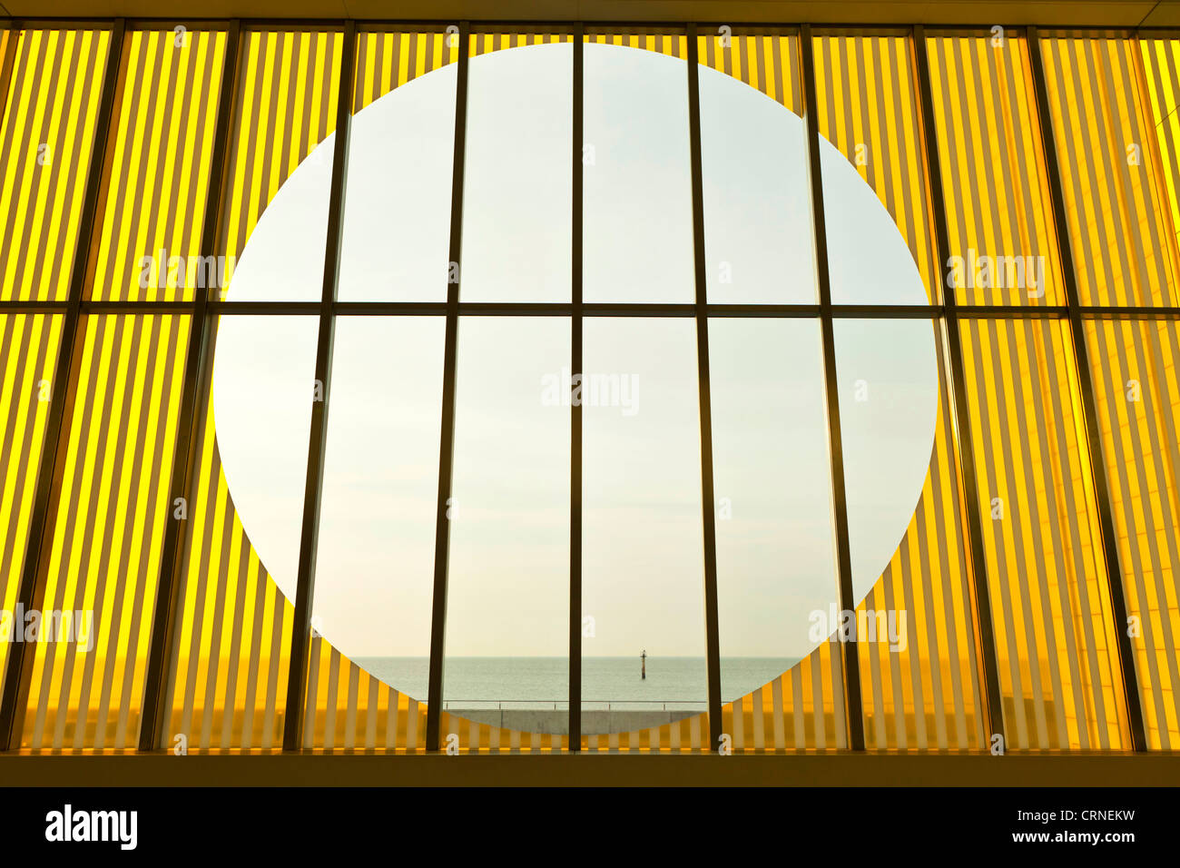 Una vista attraverso la parte interna del vetro dello schermo del Turner Galleria Contemporaneo in Margate. Foto Stock