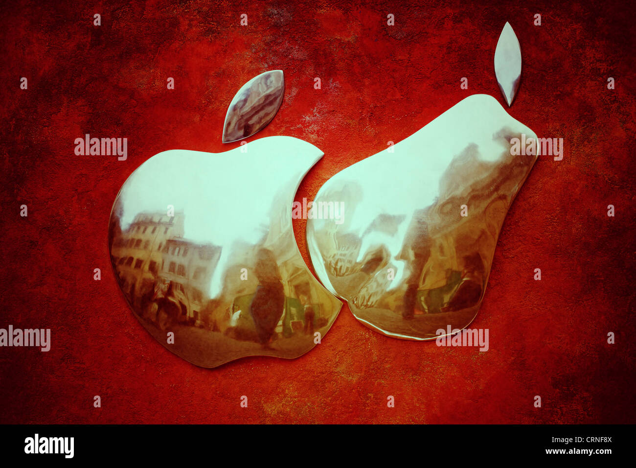 Apple mordere una pera. Foto Stock