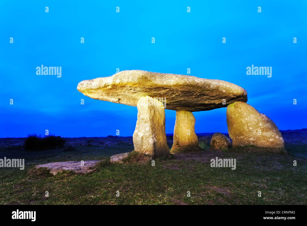 Lanyon Quoit, un monumento megalitico credeva di essere la camera di sepoltura di un tumulo lungo, al tramonto. Foto Stock