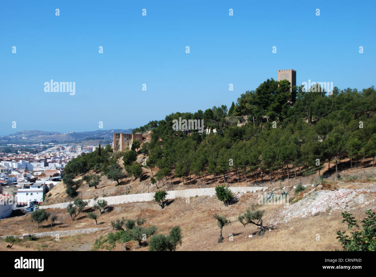 Il castello arabo (torre del homenaje) con la città al posteriore, Velez Malaga, Andalusia, Spagna, Europa occidentale. Foto Stock