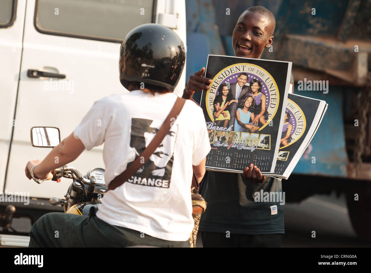 L'uomo vendita di calendari raffiguranti la famiglia Obama ad Accra, in Ghana Foto Stock