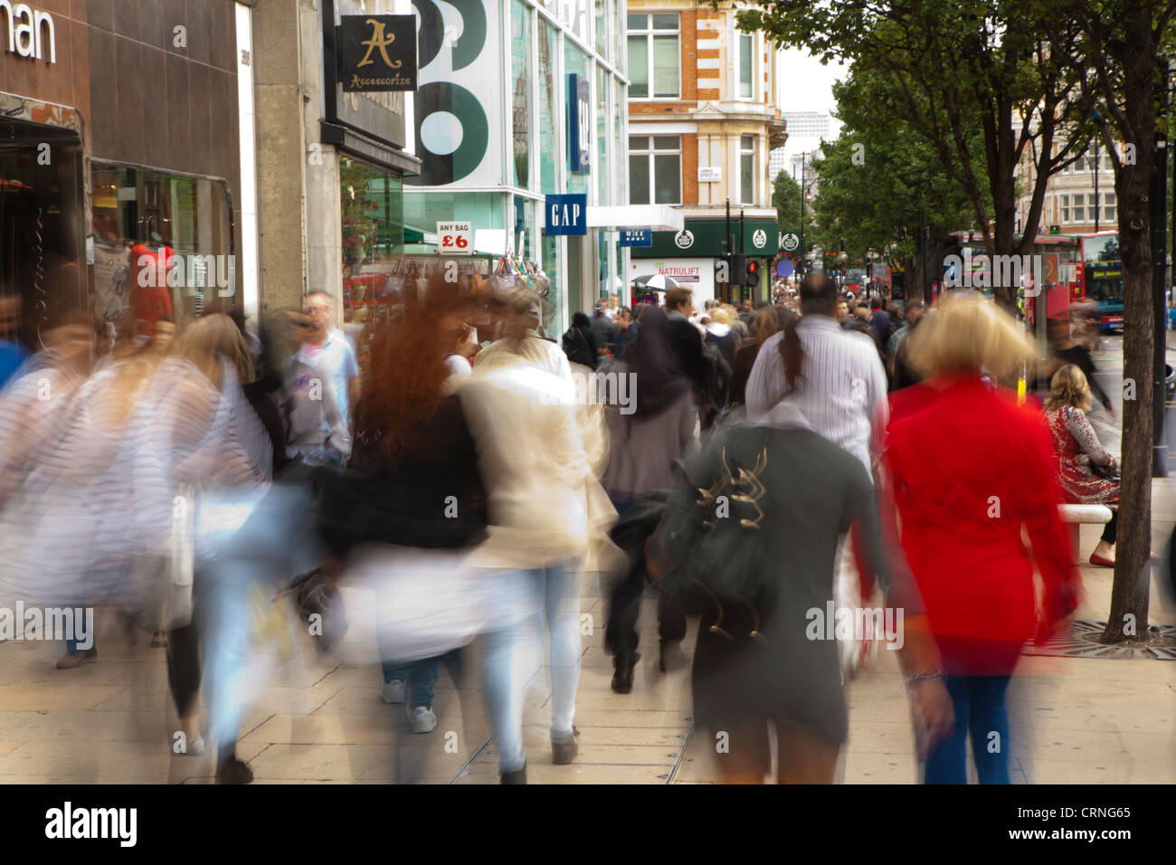 People shopping su Oxford Street nel West End di Londra. Foto Stock