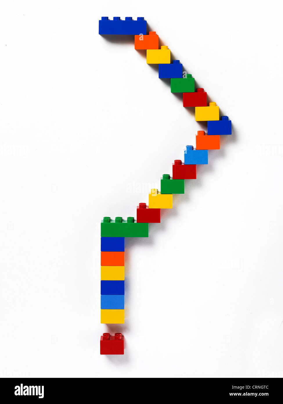 Plastica colorata mattoni di edificio a forma di punto interrogativo Foto Stock
