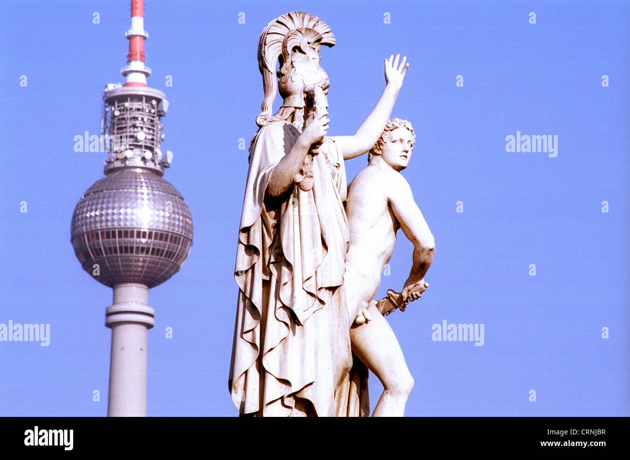 Schlossbruecken figura prima torre della televisione di Berlino Foto Stock