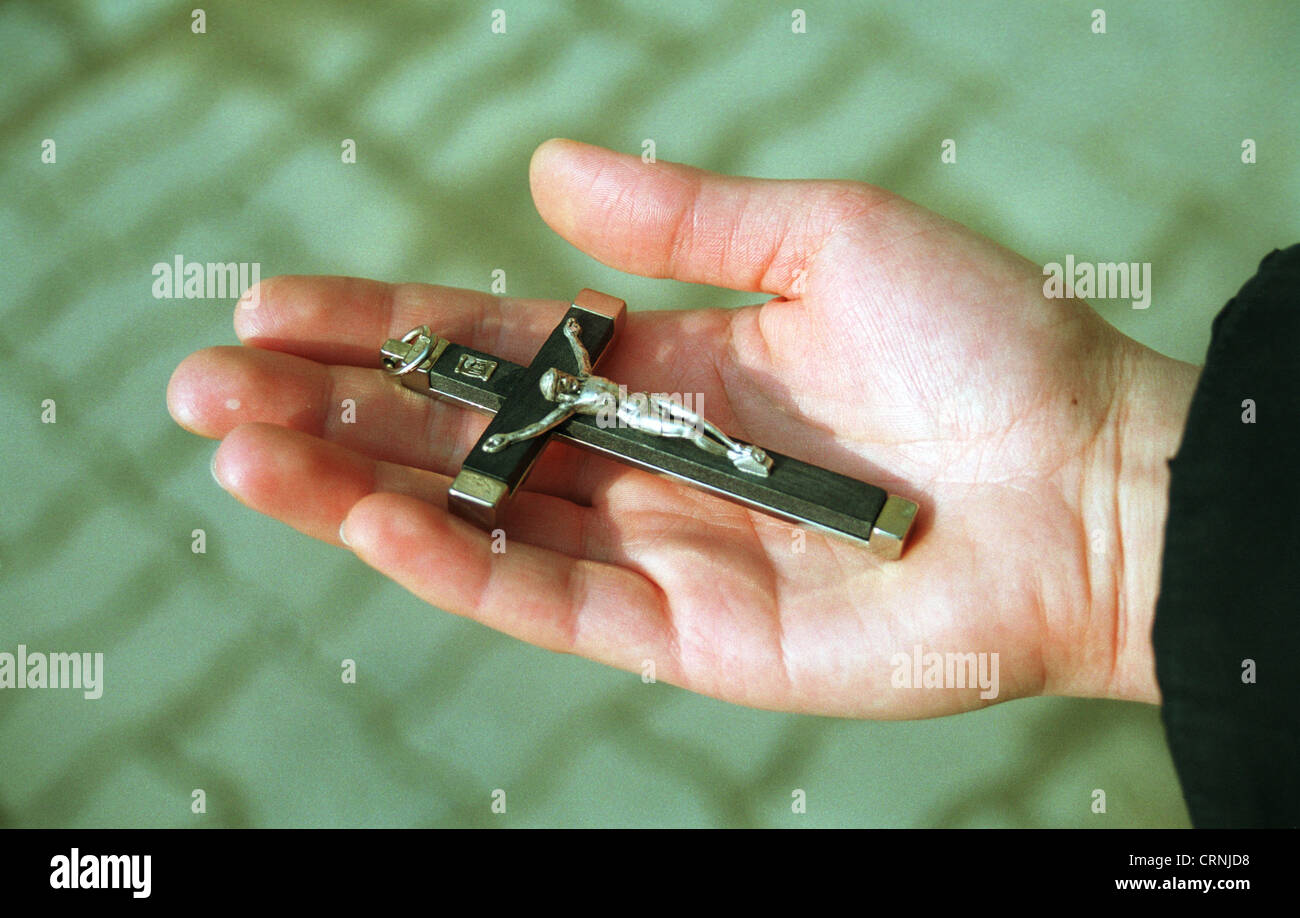 Sognare Un Crocifisso In Mano Crocifisso in mano immagini e fotografie stock ad alta risoluzione - Alamy