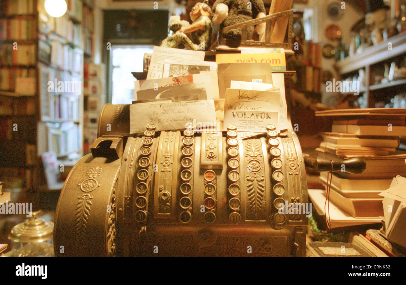 Il vecchio registratore di cassa in libri, Londra Foto Stock