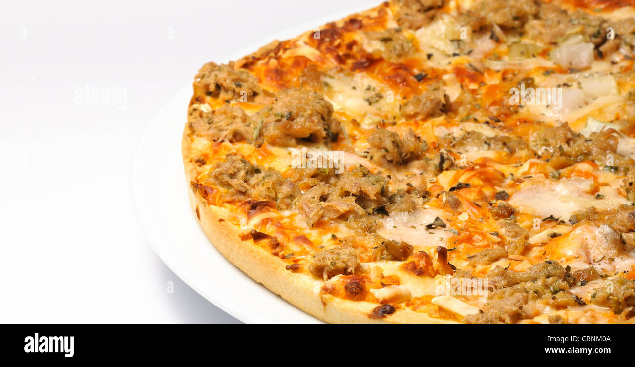 Pizza con tonno su un piatto isolato su sfondo bianco. Foto Stock