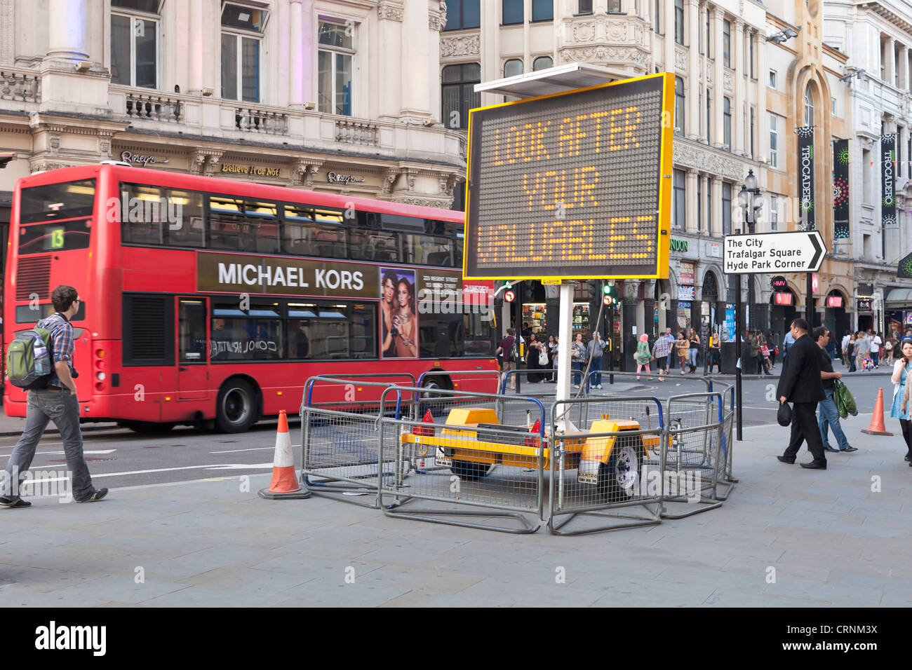 Cartello a messaggio variabile, Londra, Inghilterra Foto Stock