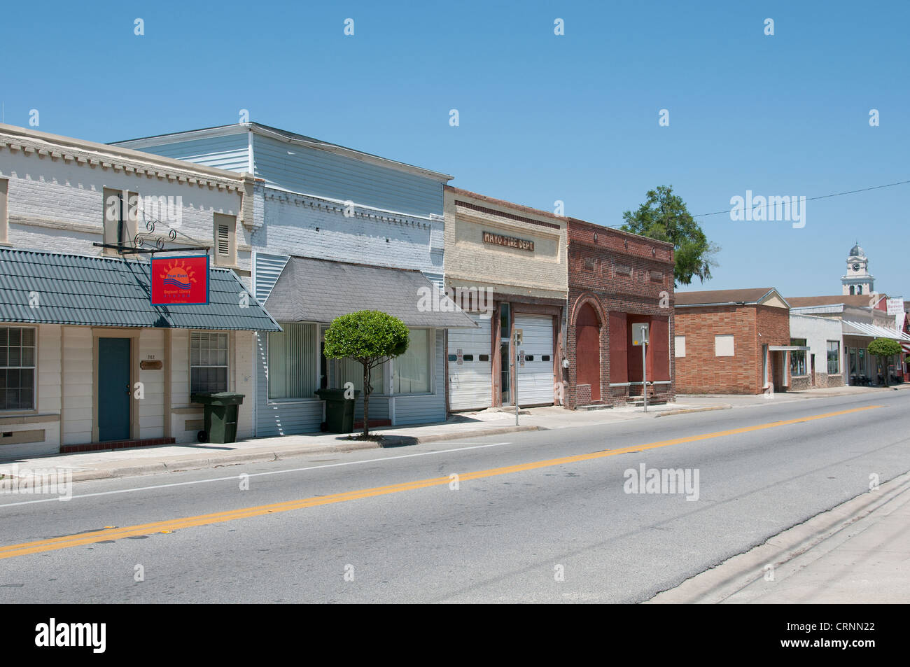 Piccola cittadina di Mayo Florida USA tre fiumi Biblioteca Regionale ha un segno rosso e proprio lungo la strada è una piccola stazione dei vigili del fuoco Foto Stock