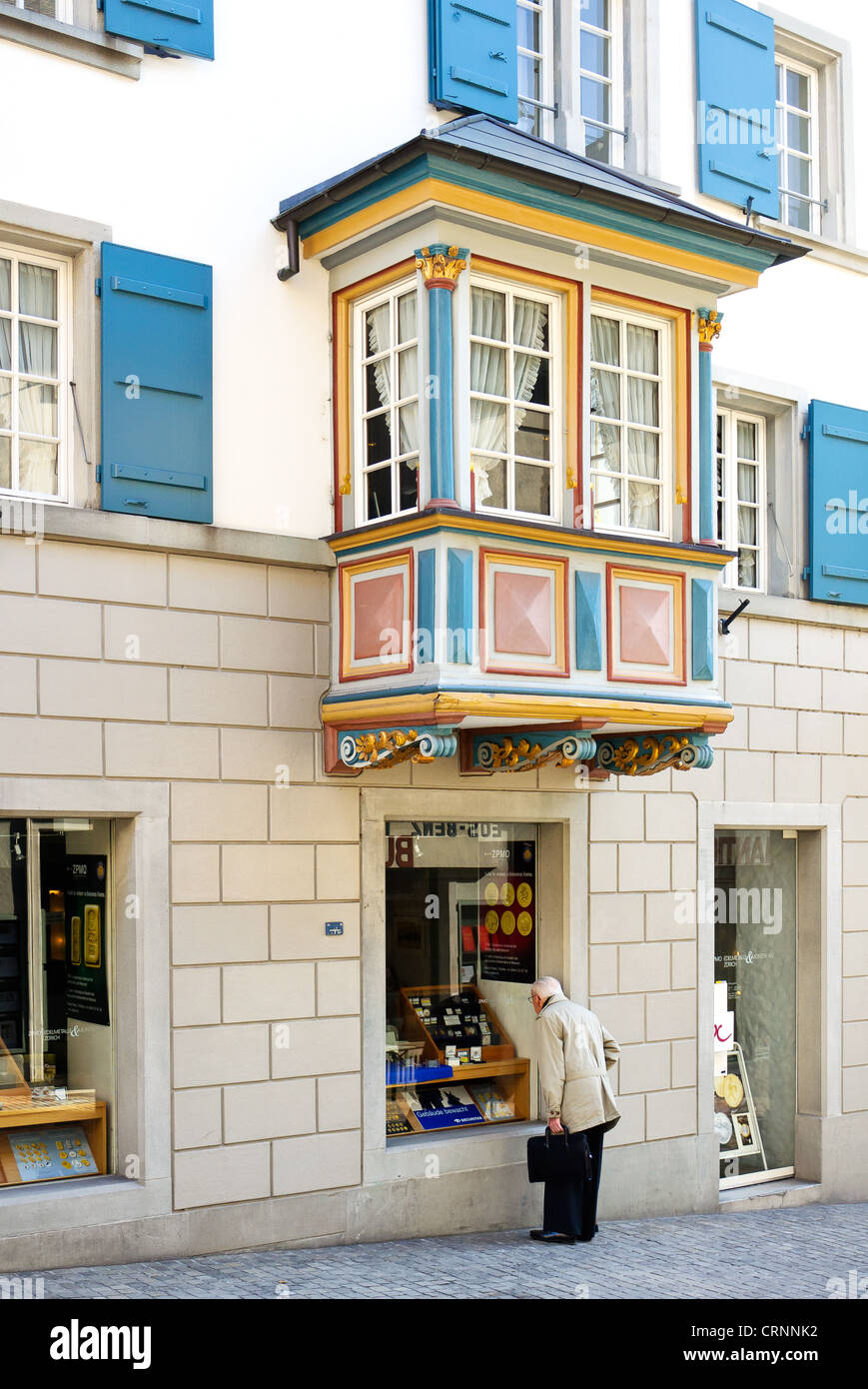 Balcone colorato nel centro di Zurigo. Foto Stock