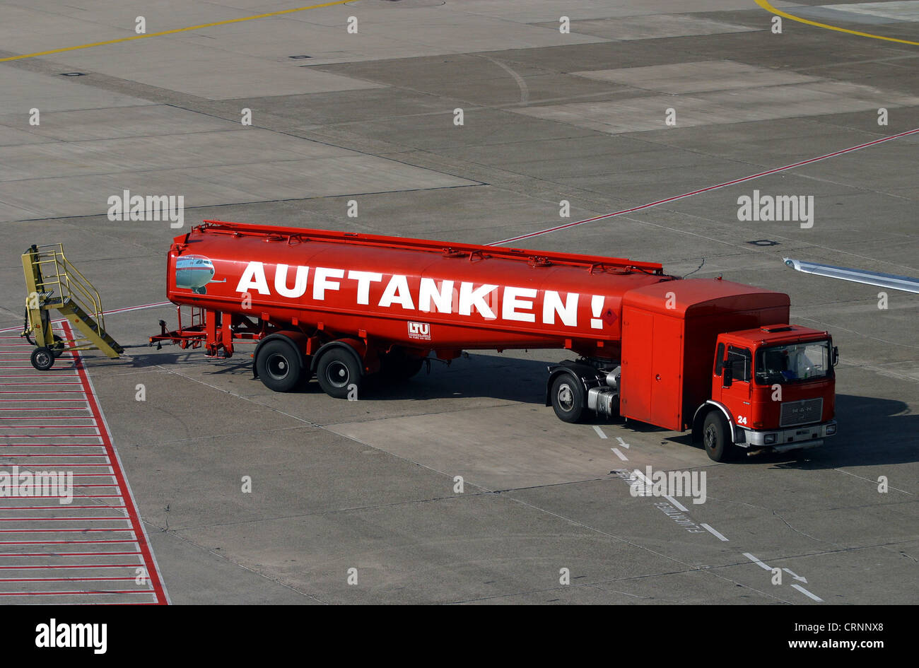 Le petroliere presso l'aeroporto di Duesseldorf Foto Stock