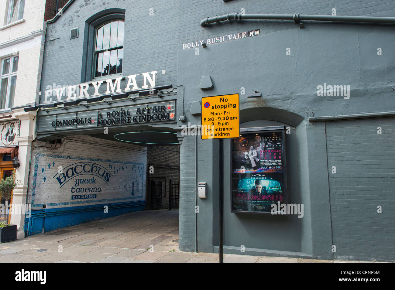 Londra Hampstead Village Everyman specialista del cinema di lusso con divani e poltrone da Bacco Taverna Greca ristorante servizio di cameriera Foto Stock