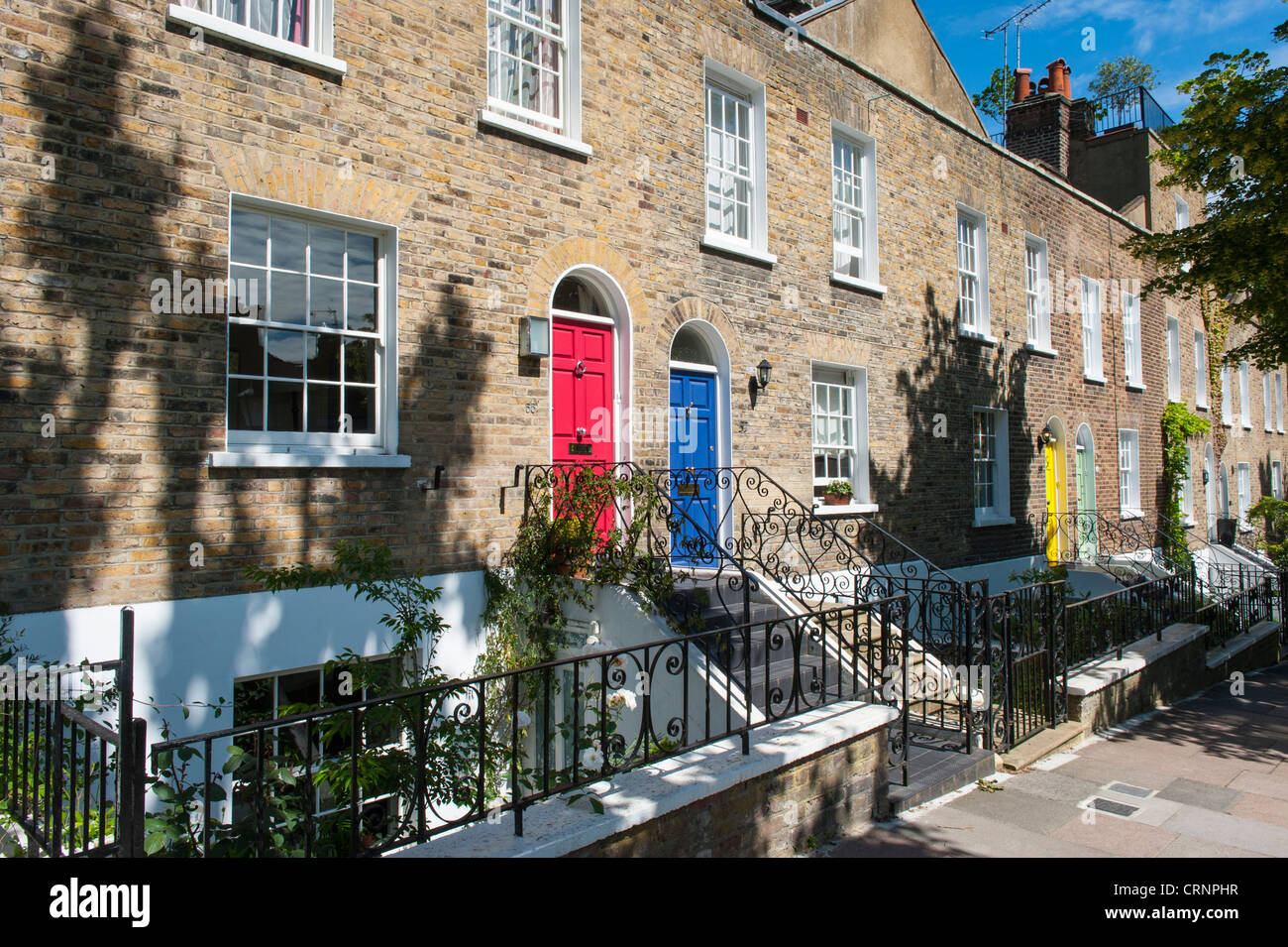 Londra Hampstead Village Pallone a piedi terrazza georgiana case a schiera o cottages finestre a ghigliottina e colorato colorato porte Foto Stock