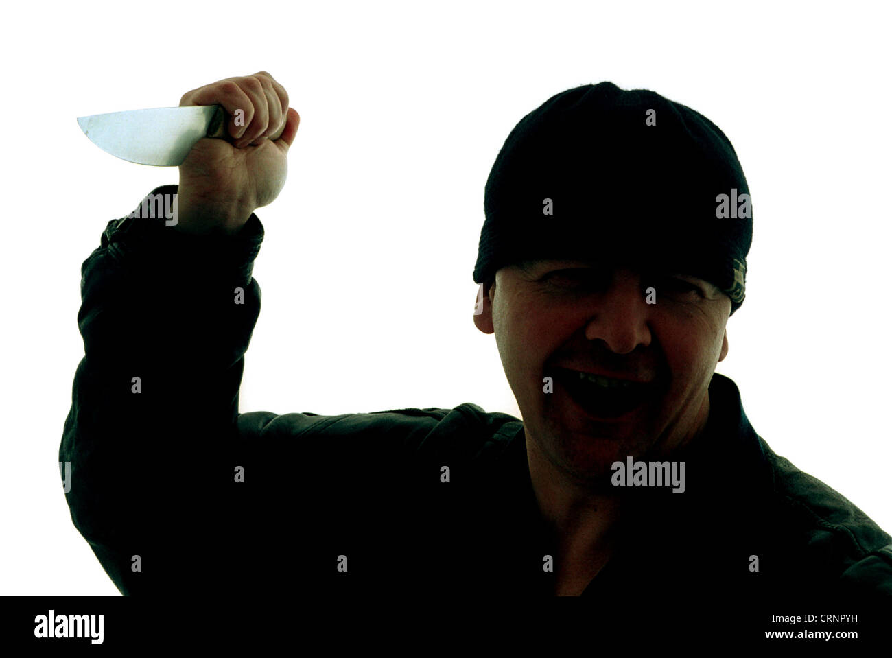 Un uomo in un atteggiamento minaccioso con un coltello di grandi dimensioni Foto Stock