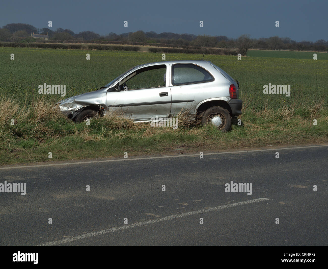 Un veicolo stradale che non è riuscito a negoziare un tornante della strada, risultante in un incidente di macchina su strada. Foto Stock