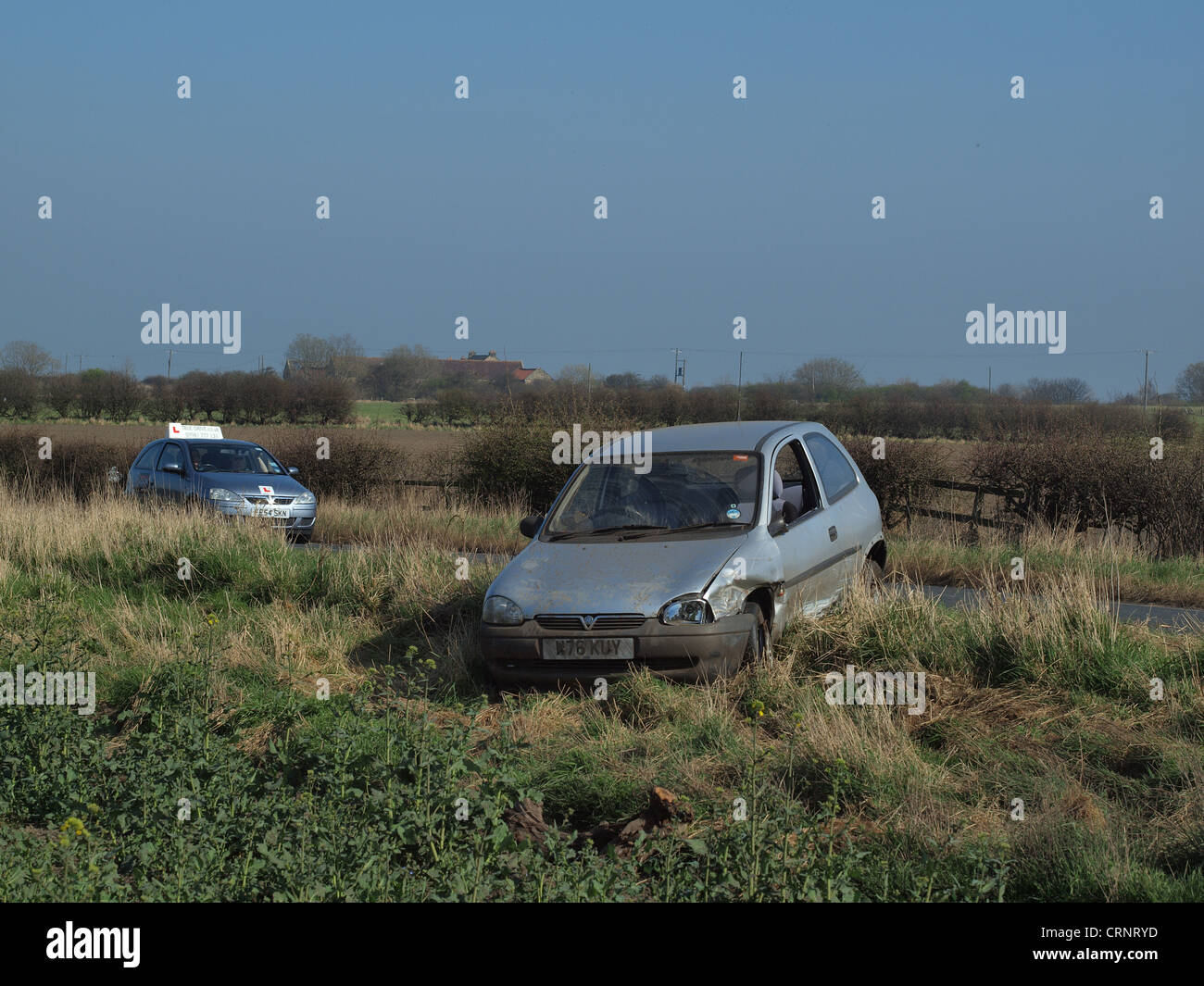 Un veicolo stradale che non è riuscito a negoziare un tornante della strada, risultante in un incidente di macchina su strada. Foto Stock