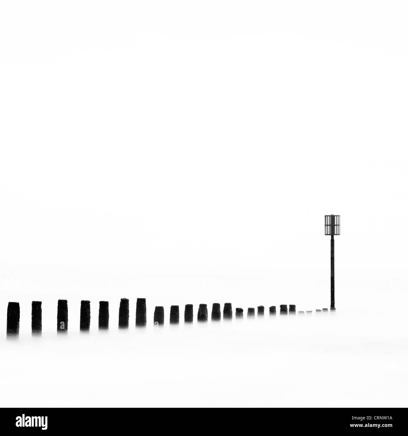 Groyne in legno portata fuori dalla spiaggia nel Mare del Nord a Blyth. Foto Stock