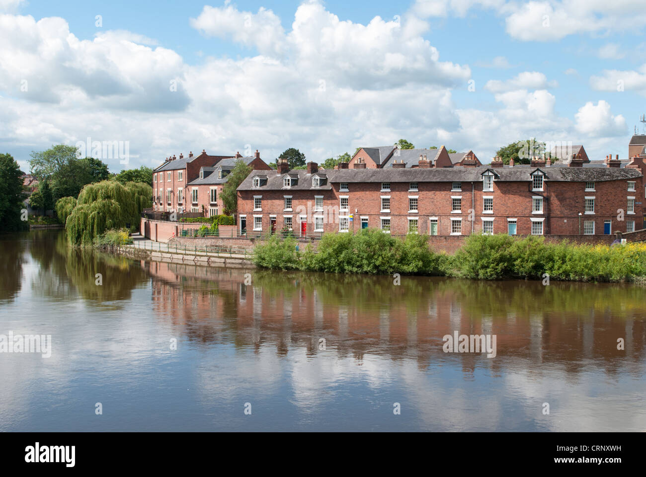 Case a schiera sulla banca del fiume Severn a Shrewsbury, Shropshire Foto Stock