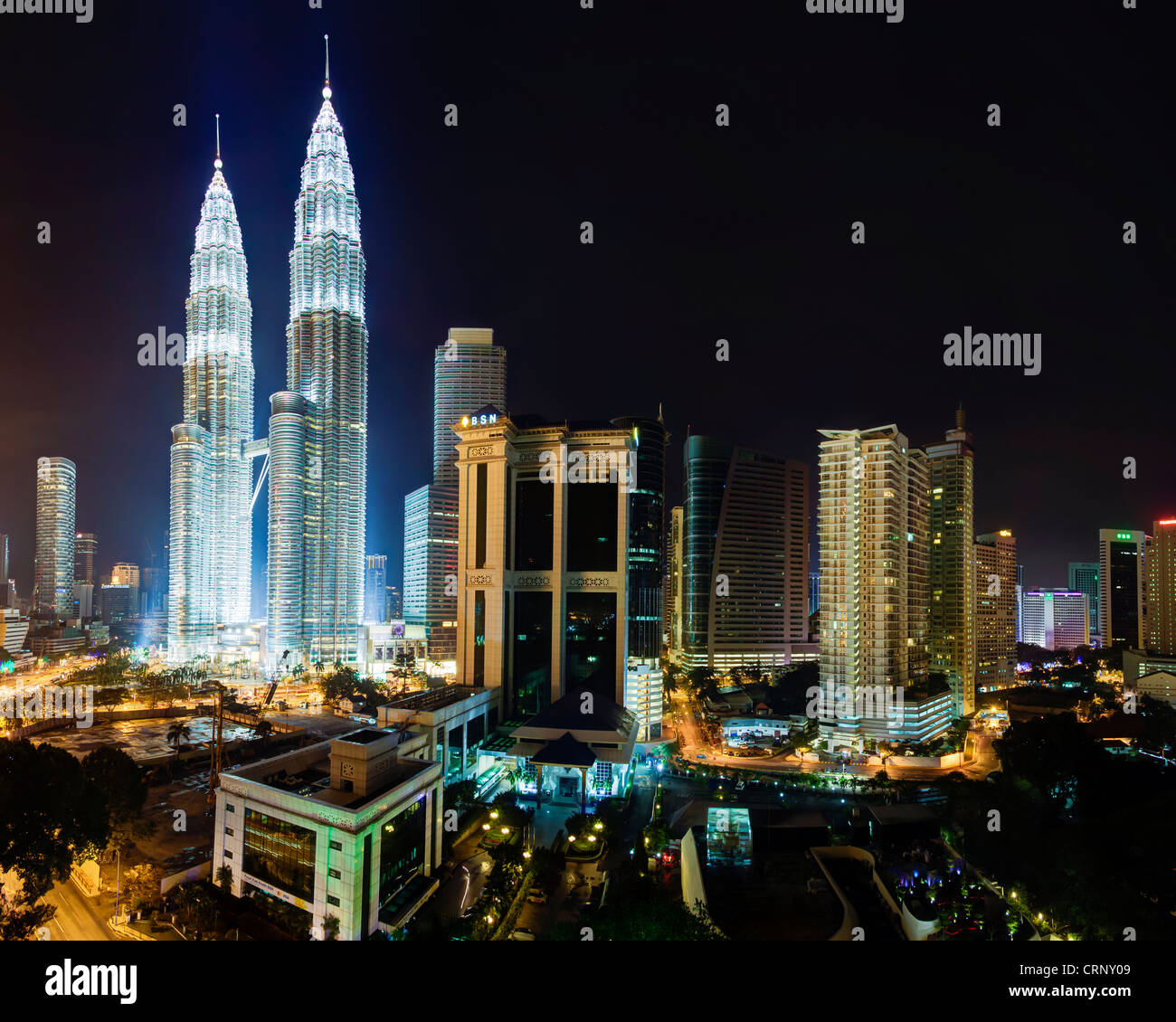 Elevata vista notturna della Petronas Twin Towers, Kuala Lumpur, Malesia, Asia Foto Stock