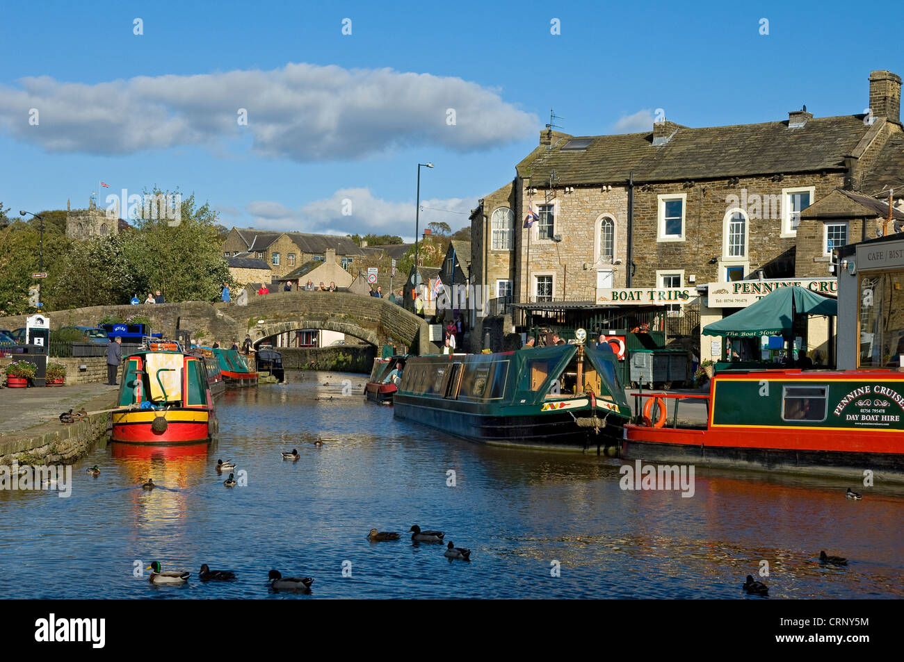 Strette barche ormeggiate nel bacino del canale a Skipton sul Leeds e Liverpool Canal. Foto Stock