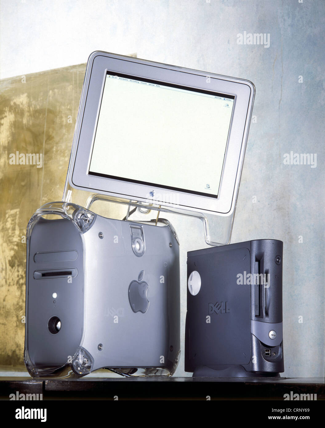Computer Apple Macintosh con un computer Dell e monitor Foto Stock