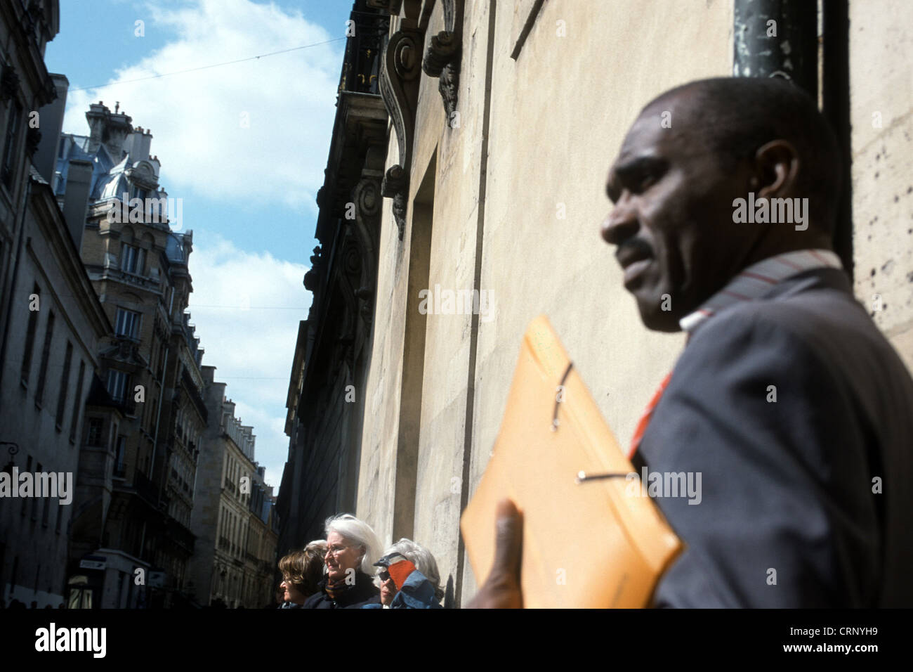 Scena di strada nel quartiere Marais di Parigi a Parigi Foto Stock