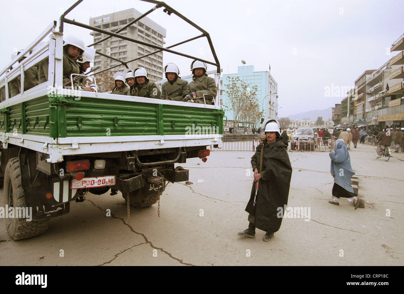 Polizia armata street nel centro di Kabul. Foto Stock