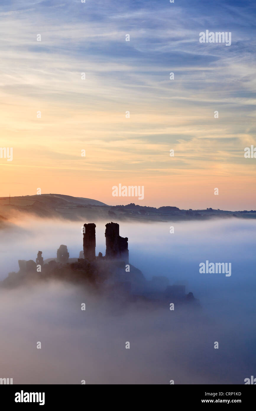 La nebbia che turbinano intorno Corfe Castle custodendo il solo gap in Purbeck Hills per 12 miglia. Foto Stock