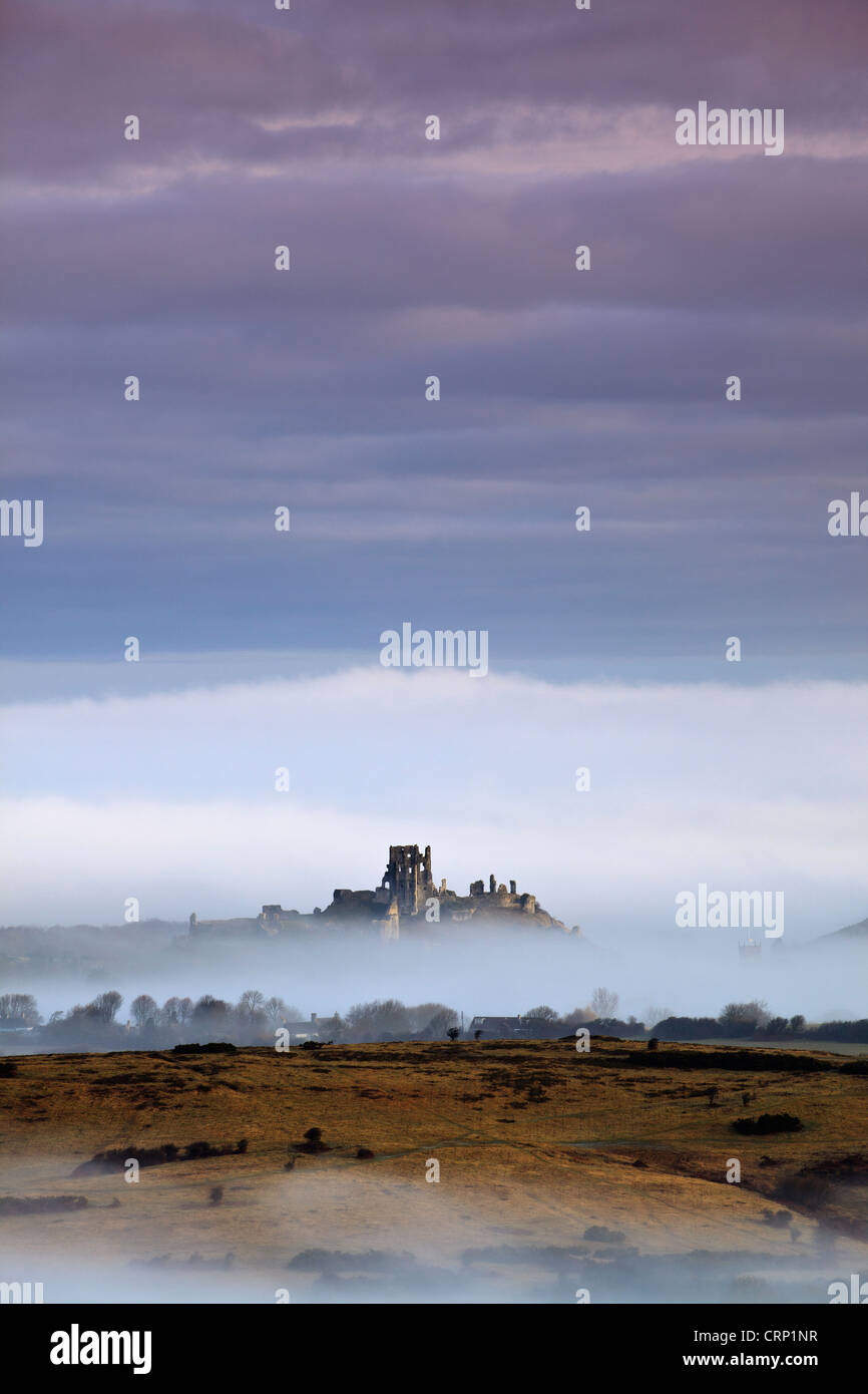 La nebbia attorno a Corfe Castle visto da Kingston in una mattinata d'inverno. Foto Stock