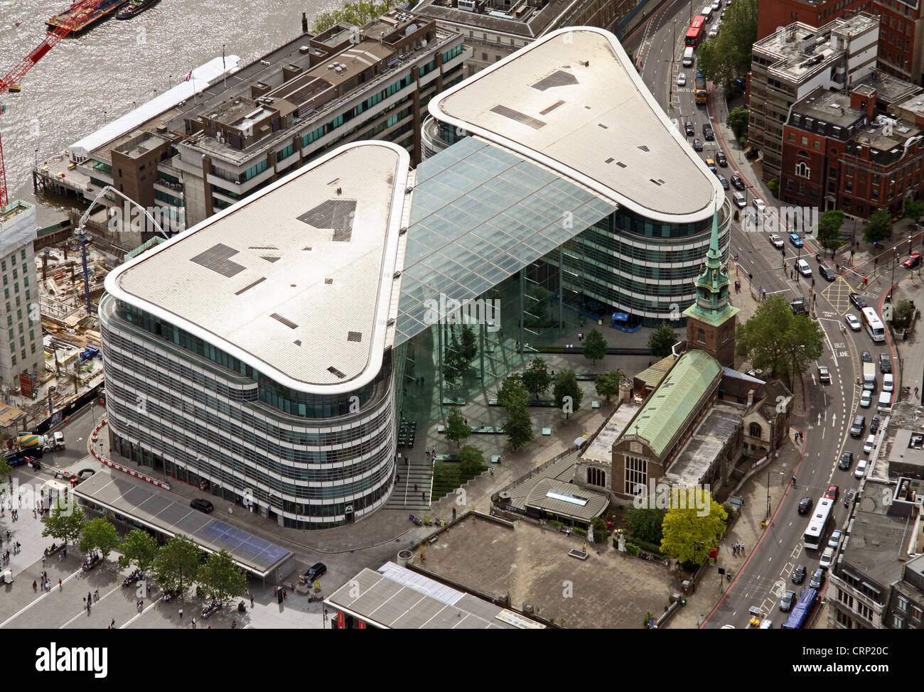 Vista aerea della torre posto da est e da Ovest Edificio per uffici e tutti Hallows la Chiesa, London EC3 Foto Stock
