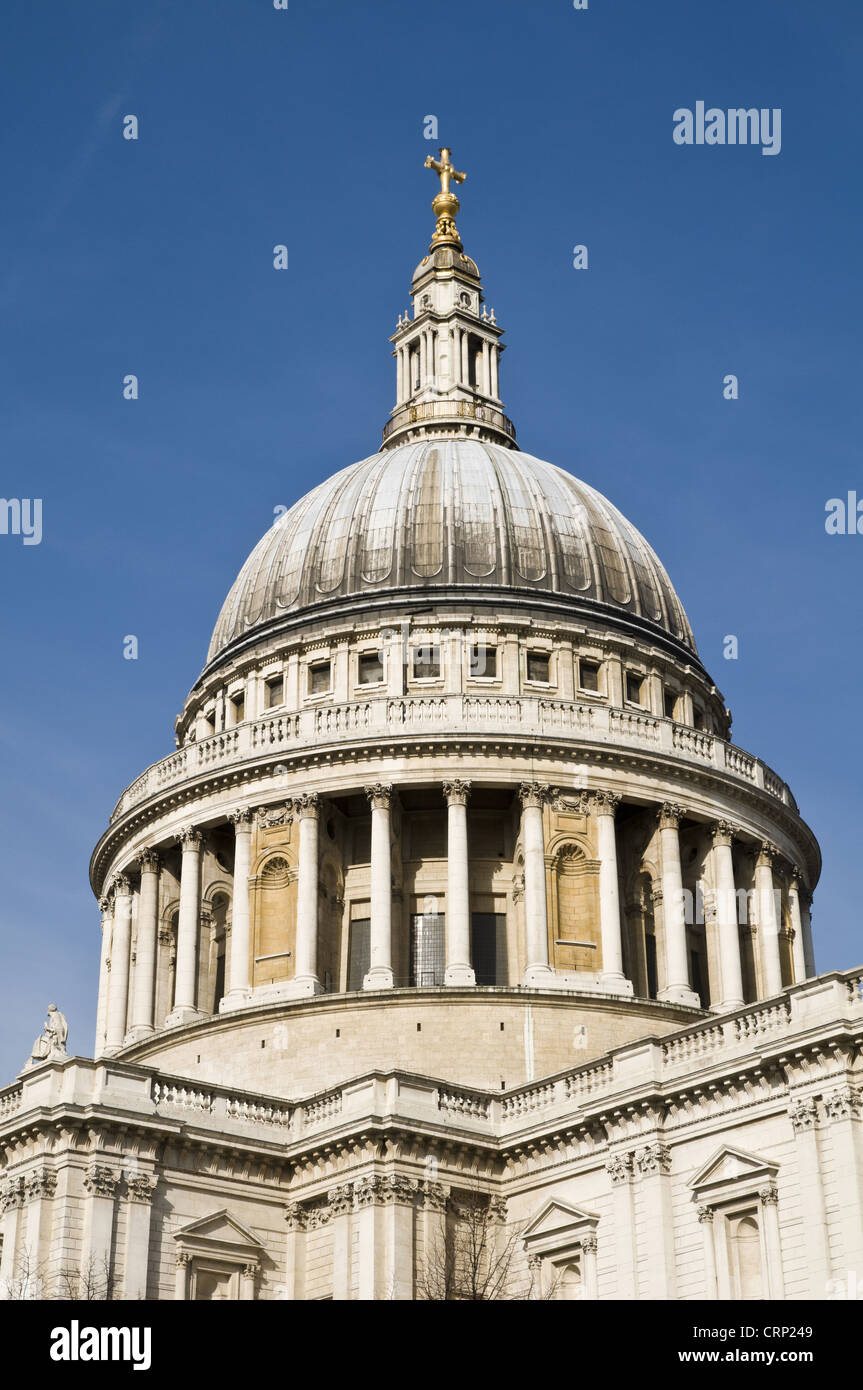 Vista della cattedrale della città dome, la Cattedrale di San Paolo, City of London, Londra, Inghilterra, marzo Foto Stock