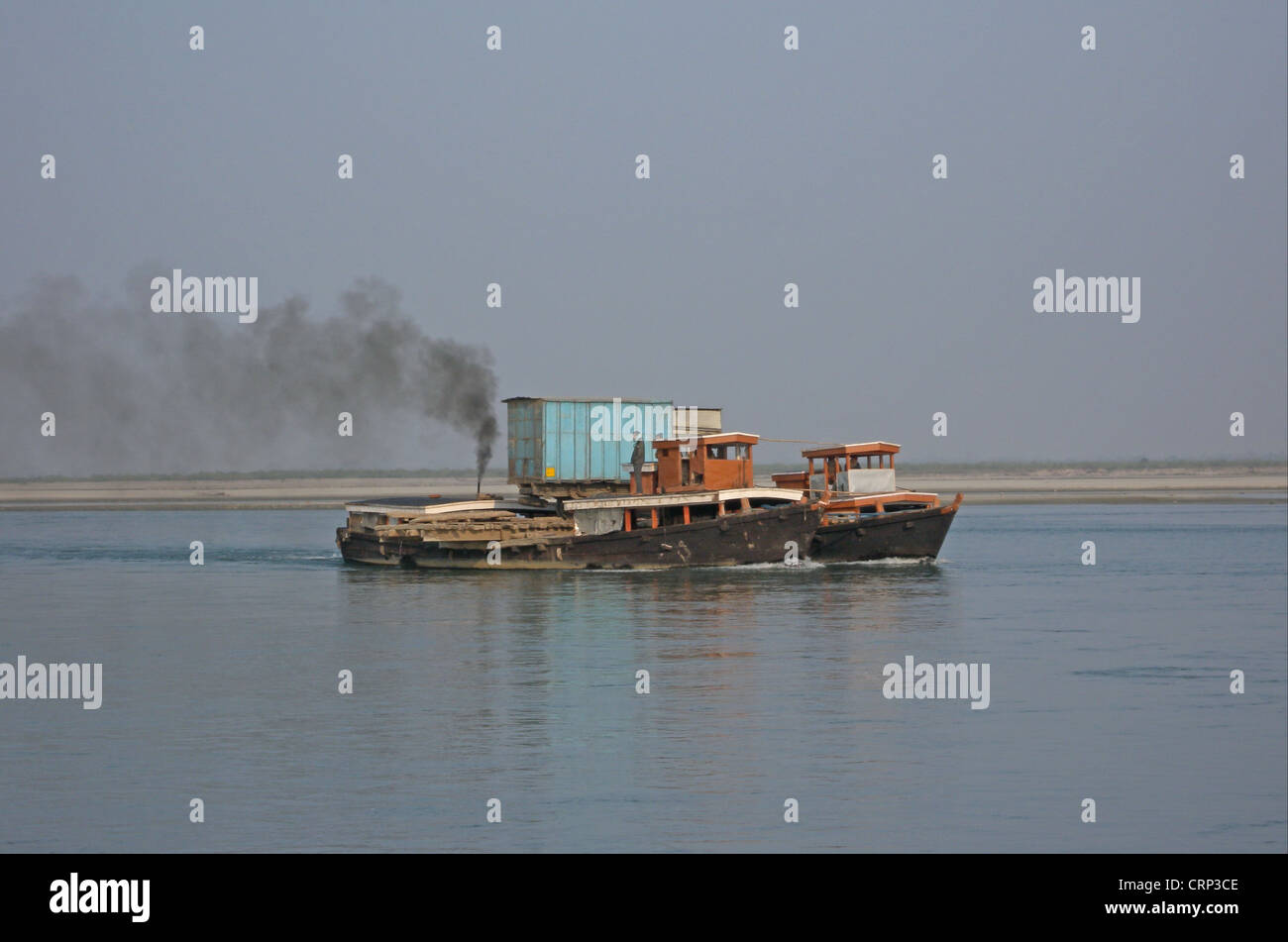 Due traghetti fluviali in tandem, portando il carrello su fiume Fiume Lohit, Assam, India, gennaio Foto Stock