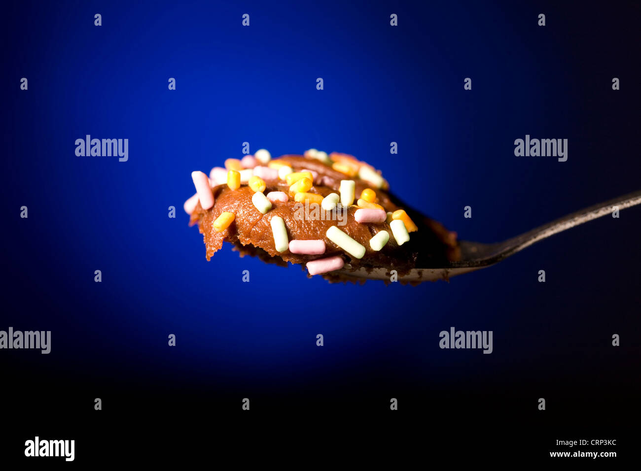Un cucchiaio di una torta al cioccolato. Foto Stock