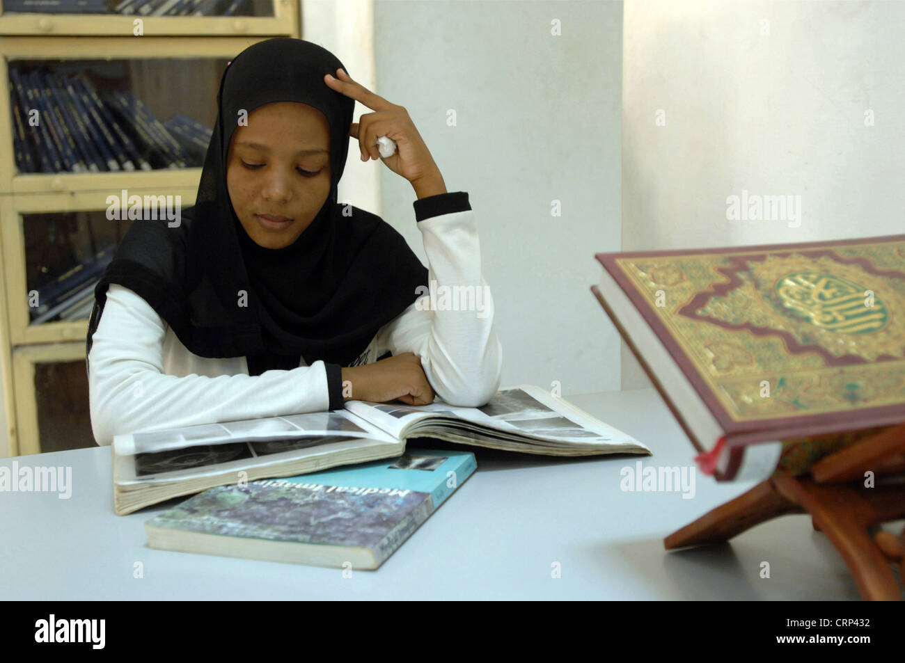 Femmina studente africano studi per i suoi esami medici. Foto Stock