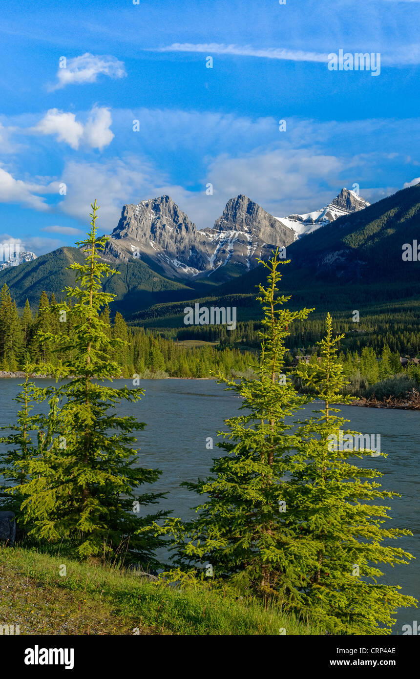 Le tre sorelle, picchi di montagna. Il Fiume Bow, Canmore, Alberta, Canada Foto Stock