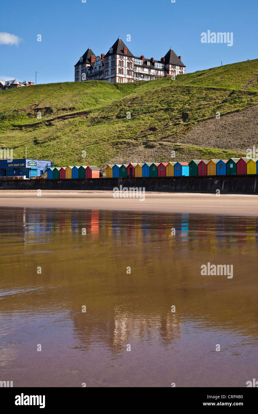 Pittoresca spiaggia di capanne lungo la West Cliff Beach a Whitby. Foto Stock