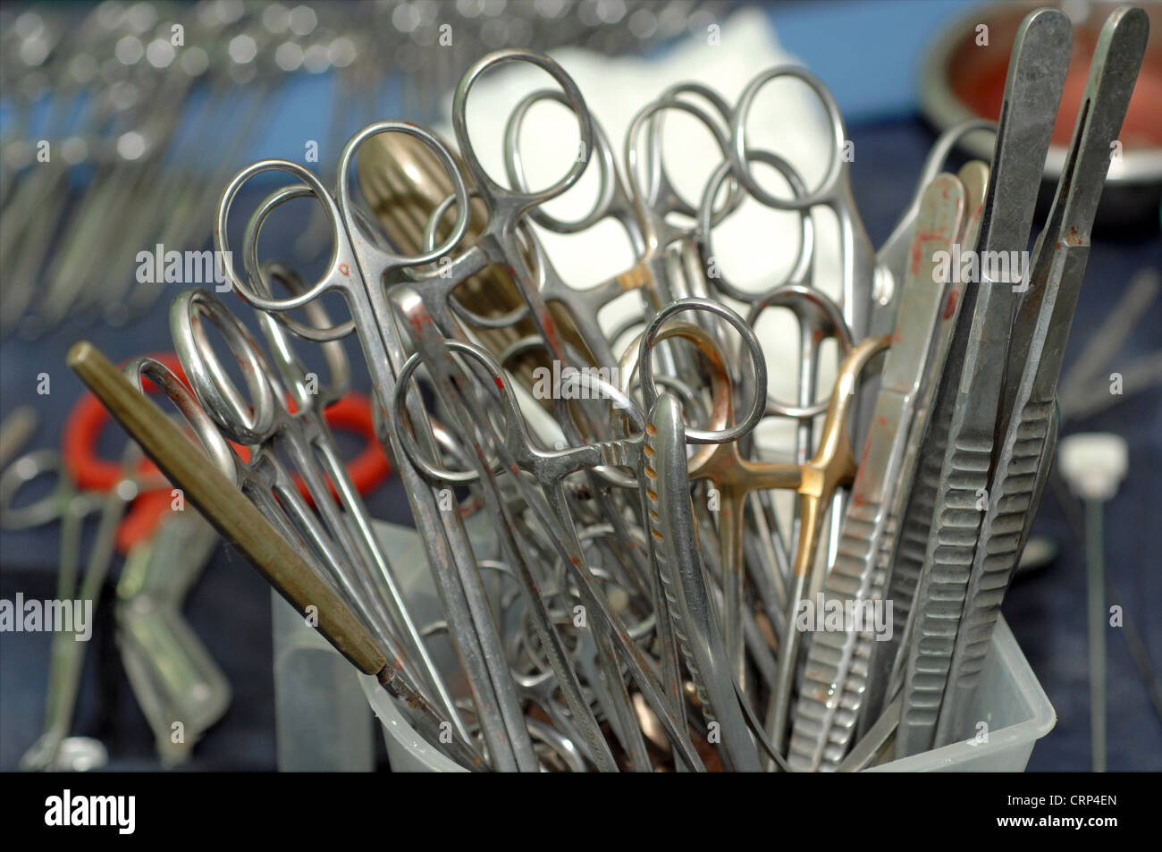 Apparecchiature chirurgiche ad essere sterilizzati. Foto Stock