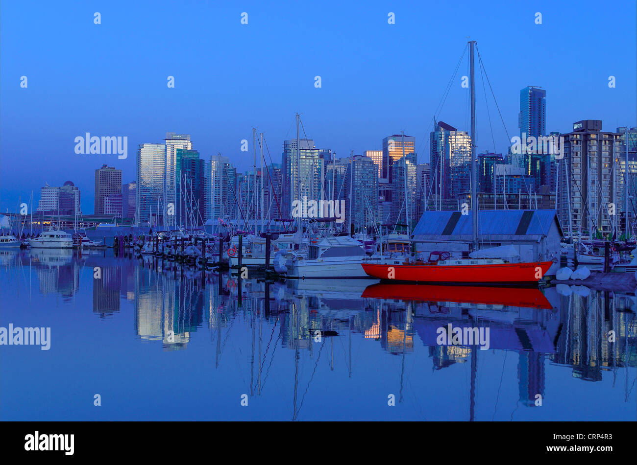 Red Boat in marina e dello skyline di Vancouver al Porto di carbone, Vancouver, British Columbia, Canada Foto Stock