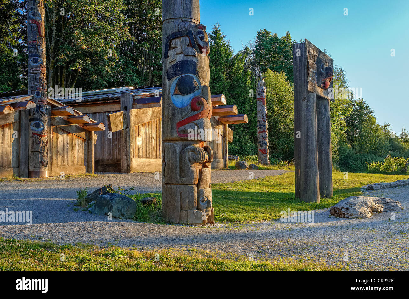 Totem Poles e long house, il Museo di Antropologia, (MOA) University of British Columbia, Vancouver, British Columbia, Canada Foto Stock