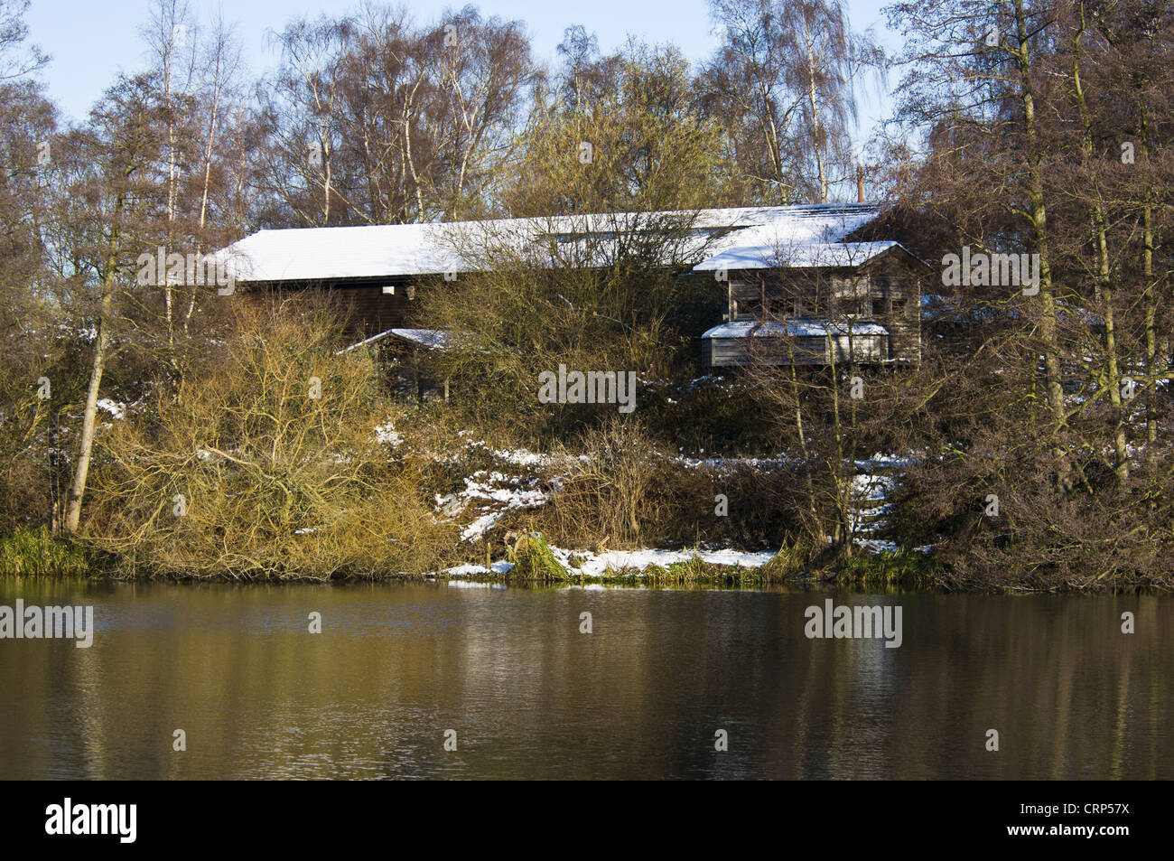 Coperta di neve Jeffrey Harrison Visitor Center e svasso nascondere che si affaccia sul lago, lago ovest, Sevenoaks riserva faunistica, Kent, Foto Stock